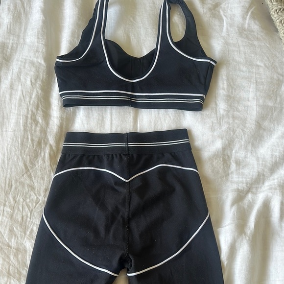 ALO Yoga Black Sports Bra and Leggings Set - Picture 4 of 6